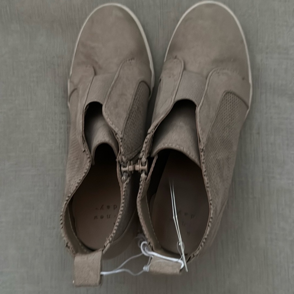 Wedge sneaker NWT